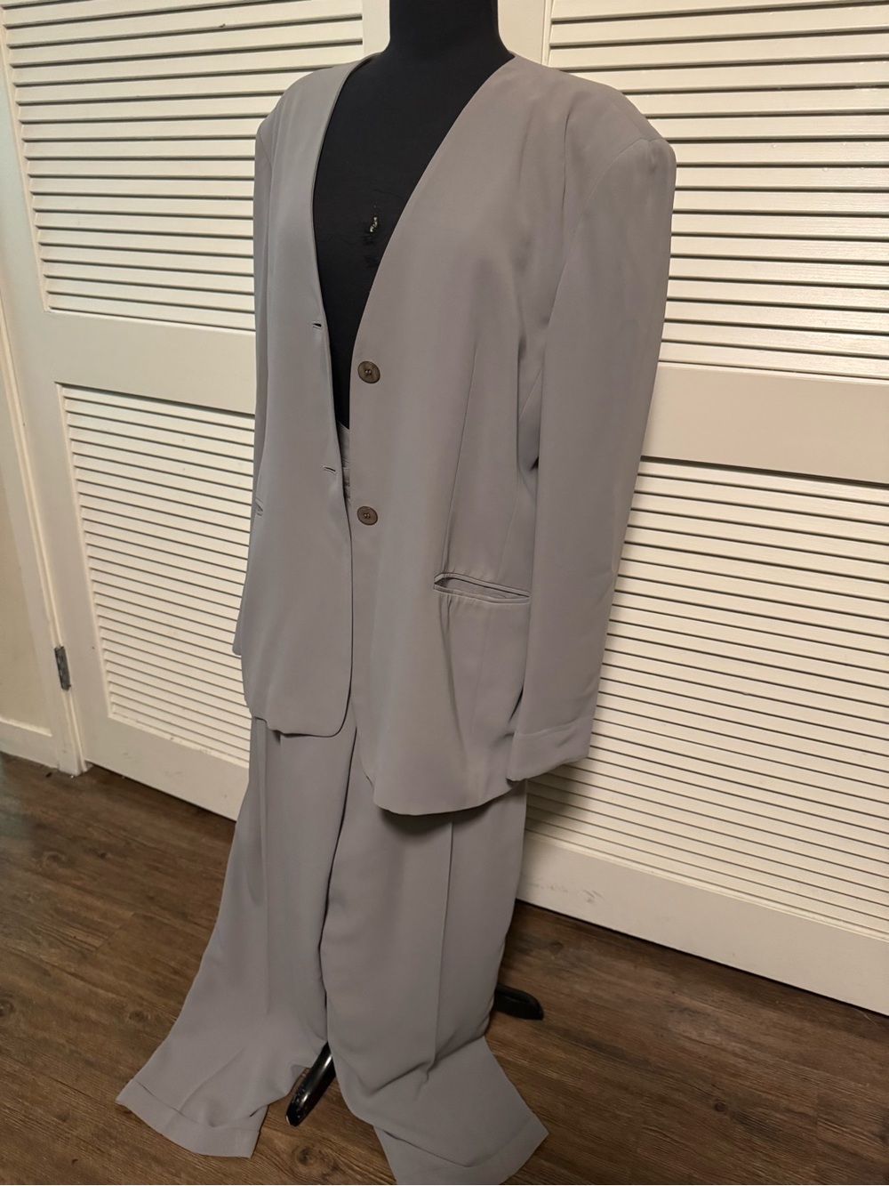 Jones New York Light Gray Two-Piece Suit - V-Neck Blazer & Trousers.